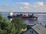 Hamburg_-_Containerschiff_NCL_Makrell_bei_Blankenese.jpg