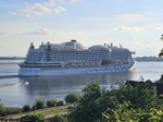 Hamburg_-_Kreuzfahrtschiff_AIDAprima_laeuft_in_Blankenese_aus.jpg