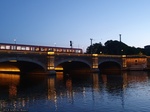 Hamburg_-_Lombardsbruecke_mit_S-Bahn_am_Abend.jpg