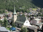 Zermatt_-_Blick_auf_die_Kirche_und_das_Zentrum.jpg