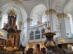 Hamburg_-_Altar_und_Kanzel_in_der_Michaeliskirche.jpg