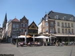 Sittard_-_Marktplatz_mit_Hotel_de_Limbourg_und_Kirchturm.jpg