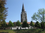 Sittard_-_Stadtmauer_mit_dem_Turm_der_Petrikirche.jpg