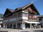 Garmisch-Partenkirchen_-_Geschaeftshaus_am_Kurpark.jpg