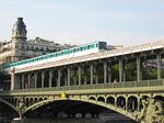 Paris_-_Metro_auf_dem_Pont_Bir_Hakeim.jpg