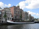 Amsterdam_-_Frachtschiff_auf_der_Amstel.jpg