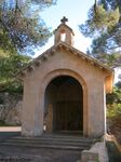 Mallorca_-_Kapelle_an_der_Strasse_zum_Santuario_de_San_Salvador.jpg