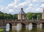 Nordkirchen_-_Westliche_Bruecke_ueber_den_Schlossgraben.jpg