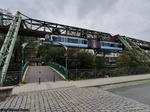 Wuppertal_-_Schwebebahn_am_Bismarcksteg.jpg