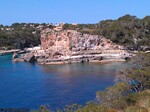 Mallorca_-_Aussicht_auf_broeckelnde_Felsen_bei_Es_Pontas.jpg