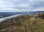 Koenigswinter_-_Blick_auf_den_Rhein_mit_Schloss_Drachenburg_und_Bonn.jpg