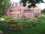 Bad_Muskau_-_Blumen_am_Neuen_Schloss.jpg