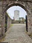 Hellenthal_-_Blick_durch_das_Burgtor_auf_den_Bergfried_in_Reifferscheid.jpg