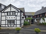 Hellenthal_-_Pfarrhaus_und_ehemalige_Stallung_auf_der_Wildenburg.jpg
