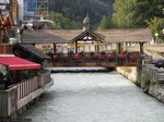 Chamonix_-_Fussgaengerbruecke_ueber_die_Arve.jpg