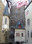 Burg_Eltz_-_Innenhof.jpg